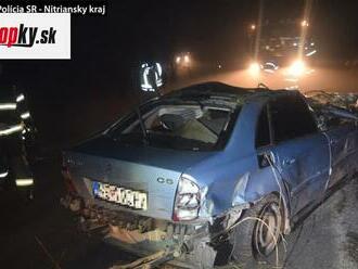 Tragická nehoda pri Gbelciach: Auto skončilo prevrátené na streche! Záchranári bojovali o život dvoch ľudí márne