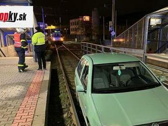 Mladá vodička pobavila aj policajtov: Navigácia ju poslala mimo vozovku, tridsať metrov išla po koľajniciach!