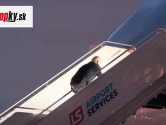 Trapasy počas návštevy Bidena v Poľsku: VIDEO Pády pri vystupovaní a nastupovaní do Air Force One