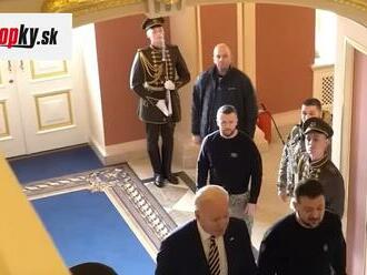 VIDEO Očný klam vydesil tisíce ľudí: Priviedol si Zelenskyj na stretnutie s Bidenom dvojníka?