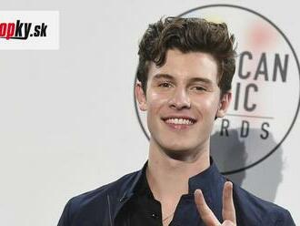 Shawn Mendes   opäť PRISTIHNUTÝ: Ukázal vyšportované telo, aj o 27 rokov staršiu priateľku!