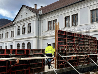 FOTO: Projekt premeny budovy Prvého slovenského literárneho gymnázia v Revúcej napreduje