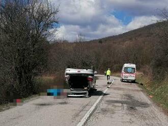 AKTUALIZOVANÉ – Tragická nehoda v okrese Revúca: Na ceste vyhasol život 18-ročného dievčaťa