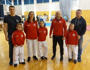 Stupne víťazov na Bratislavskom pohári patrili aj členom Karate Klubu Revúca