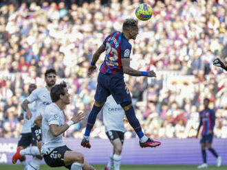 Barcelona výhrou nad Valencií navýšila v čele španělské ligy náskok na Real