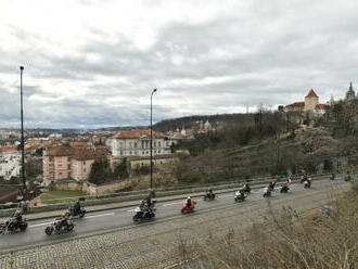 Prahou projela spanilá jízda motorkářů na podporu Petra Pavla