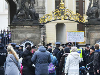 Po Pavlově příjezdu začaly na Hrad proudit davy, na které prší