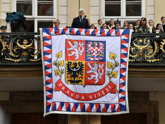 Na Pražský hrad se vrátila standarta, kterou umělci vyměnili za trenýrky