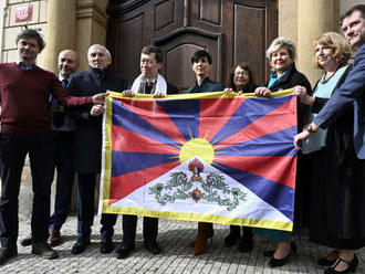 Senát, Sněmovna i další úřady dnes opět vyvěsily tibetskou vlajku