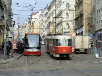 Tramvaje se na Malou Stranu vrátí o týden dříve, opravu se povedlo zkrátit