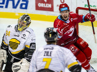 Hokejisté Třince postoupili do čtvrtfinále, Boleslav odvrátila vyřazení