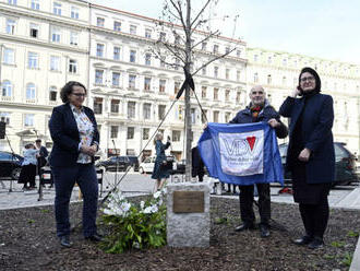 Na Senovážném náměstí v Praze byla odhalena pamětní deska Olgy Havlové