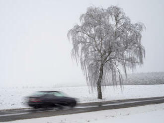 V noci na pondělí začne sněžit, k ránu se přidá silný vítr, uvedl ČHMÚ