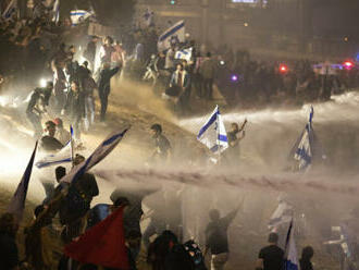 Policie v Tel Avivu vodními děly rozehnala masivní protivládní protesty