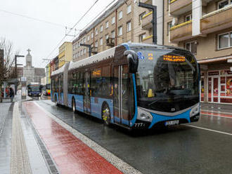 Hradecký dopravní podnik začal testovat kloubový elektrobus, zatím žádný nemá