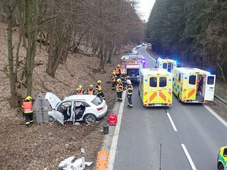 V kopcích u obce Zádveřice – Raková havaroval osobní automobil, zraněni byli čtyři lidé