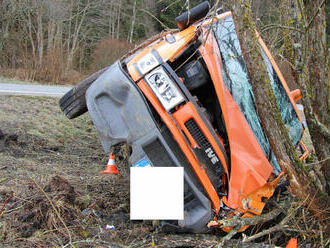 U Volar narazil řidič s vozidlem do stromu, zraněn byl on i jeho spolujezdec