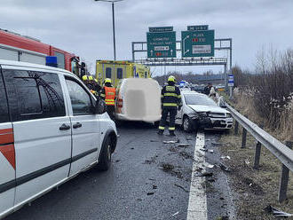 Na Pražském okruhu, před sjezdem na D5, zasahují složky IZS u nehody dvou vozidel. Zraněné osoby…