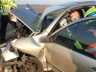 U obce Břest na Kroměřížsku zasahovali hasiči u nehody dvou osobních vozidel, zraněni byli oba řidiči