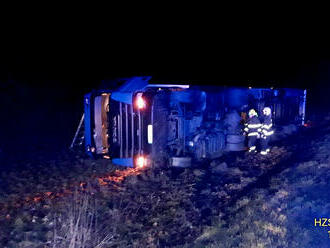 Před Trnovou, ve směru od Tachova, havaroval kamion mimo komunikaci a zůstal na boku. Řidiče hasiči…