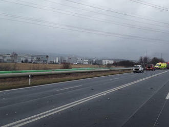 Za Kláštercem nad Ohří, směrem na Chomutov, zasahují složky IZS u dopravní nehody tří osobních a…