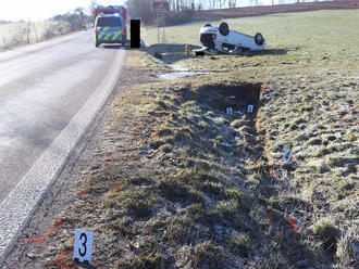 V katastru Chlumu pod Táborem došlo k nehodě osobního vozidla, skončilo na střeše mimo vozovku