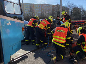 Při srážce osobního vozu a tramvaje v Ostravě-Výškovicích museli hasiči vyprostit řidičku