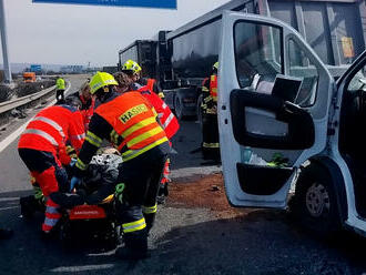 Hasiči zasahují na D35 před kruhovým objezdem u Globusu v Olomouci ve směru na Mohelnici, kde se…