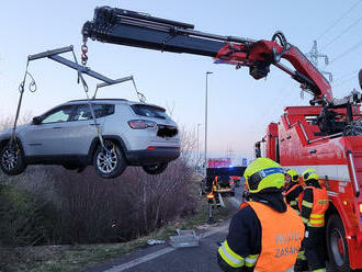 V ulici Cínovecká v Praze zasahují hasiči u dopravní nehody dvou osobních automobilů. Jedno z…