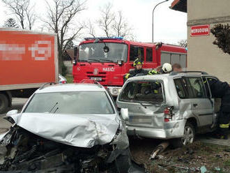 V Českém Meziříčí zajistili hasiči místo nehody dvou osobních vozidel. Dvě zraněné osoby jsou v…