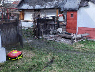 Hasiči vytahovali ženu, pod kterou se probořily desky a ona se ocitla v septiku u domu v Hlinsku.…