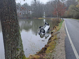 Auto skončilo v rybníce Dolní přesecký u Lomnice nad Lužnicí, řidičku vyprostil kolemjedoucí řidič