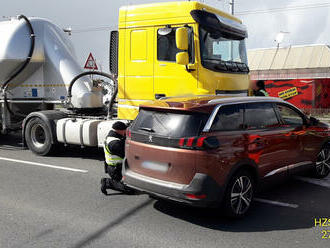 Na Domažlické třídě v Plzni, v blízkosti kruhového objezdu u Makra, se ve směru do centra střetlo…