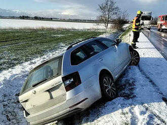 Vyjeli jsme k nehodě za Týneček, kde ve směru na Šternberk skončil po smyku vůz v příkopu. Zranila…