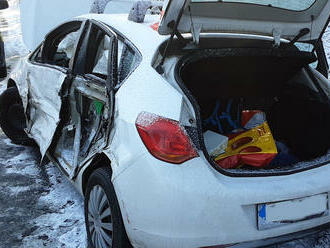 Hasiči zasahují u Lipníku nad Bečvou u Nových Dvorů, kde se srazil kamion s osobním autem. Zranila…