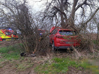 Nedaleko Libňe v okrese Praze-západ pomáháme u dopravní nehody osobního automobilu, který sjel ze…