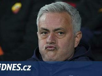 Mourinho zatím smí na lavičku. Italský svaz pozastavil jeho trest