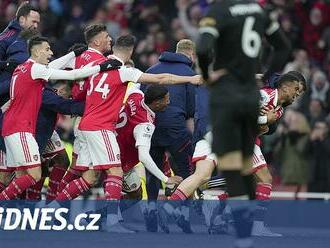 Drama na Emirates, Arsenal otáčel. Uspělo i City, West Ham kouše debakl