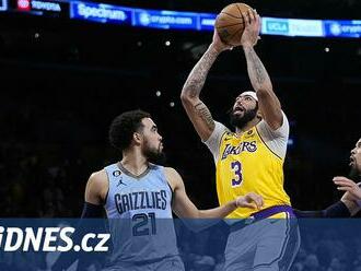 Lakers ovládli slavnostní utkání, Curryho 40 bodů na výhru nestačilo