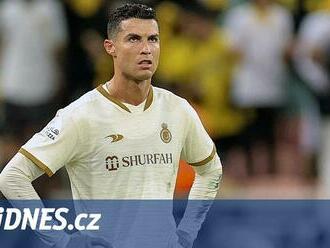 Frustrovaný Ronaldo. Po první prohře v Arábii soptil a naštvaně nakopl lahve