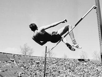 Ten, co skočil pozadu. Otec moderní výšky Dick Fosbury podlehl rakovině