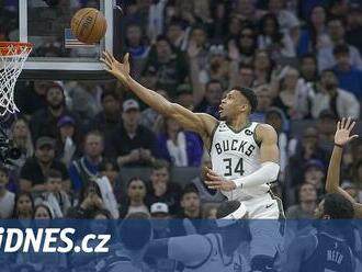 Šlágr NBA v Sacramentu ovládlo Milwaukee, Adetokunbo nasázel 46 bodů