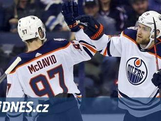 Další stovka, další z Edmontonu. Draisaitl stíhá McDavida, ten pořád utíká všem