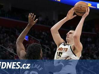 Basketbalisté Denveru ovládli divizi, lídr NBA Milwaukee prohrál s s Indianou