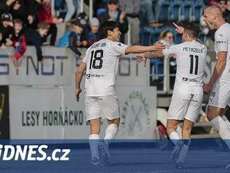 Slovácko - Zlín 3:0, hosty srazilo brzké vyloučení, pak zářili Petržela s Kimem