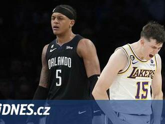 Náhradník Reaves táhl Lakers k výhře, Bookerova palba Phoenixu nestačila