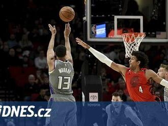 Sacramento je po sedmnácti letech v play off NBA, Holiday z Milwaukee dal 51 bodů