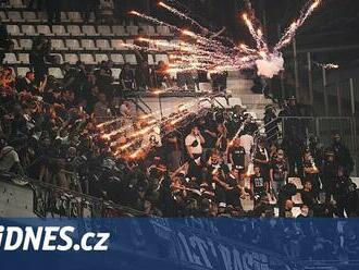 Francie povolila na zkoušku pyrotechniku na fotbalových stadionech