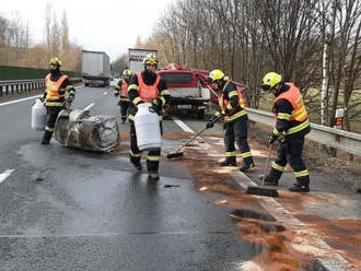 Na D35 narazil kamion do automobilu údržby, utrhla se nádrž na pohonné hmoty