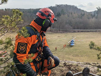 V katastru obce Střemy proběhl výcvik mělnických lezců se středočeskými leteckými záchranáři